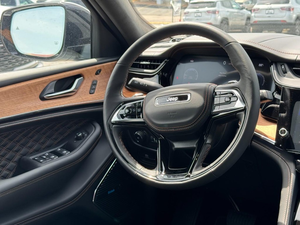 Jeep Grand Cherokee Vehicle Full-screen Gallery Image 09