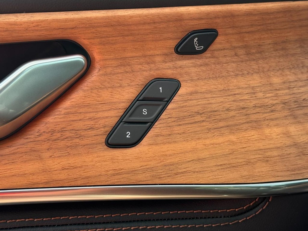 Jeep Grand Cherokee Vehicle Full-screen Gallery Image 12