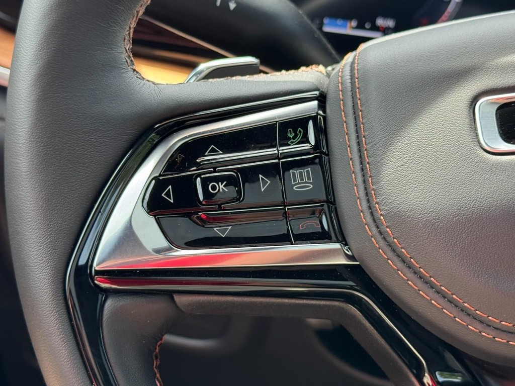 Jeep Grand Cherokee Vehicle Full-screen Gallery Image 13