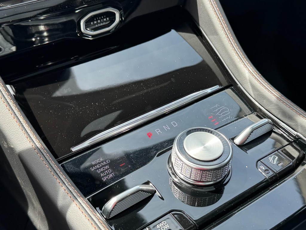 Jeep Grand Cherokee Vehicle Full-screen Gallery Image 15
