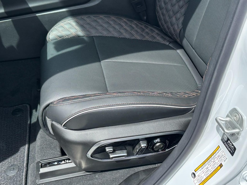 Jeep Grand Cherokee Vehicle Full-screen Gallery Image 18