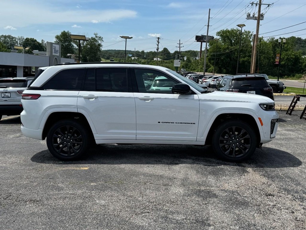 Jeep Grand Cherokee Vehicle Full-screen Gallery Image 02