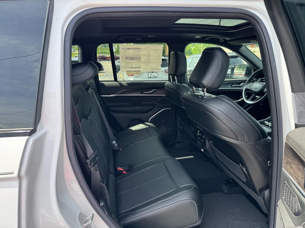 Jeep Grand Cherokee Vehicle Full-screen Gallery Image 06