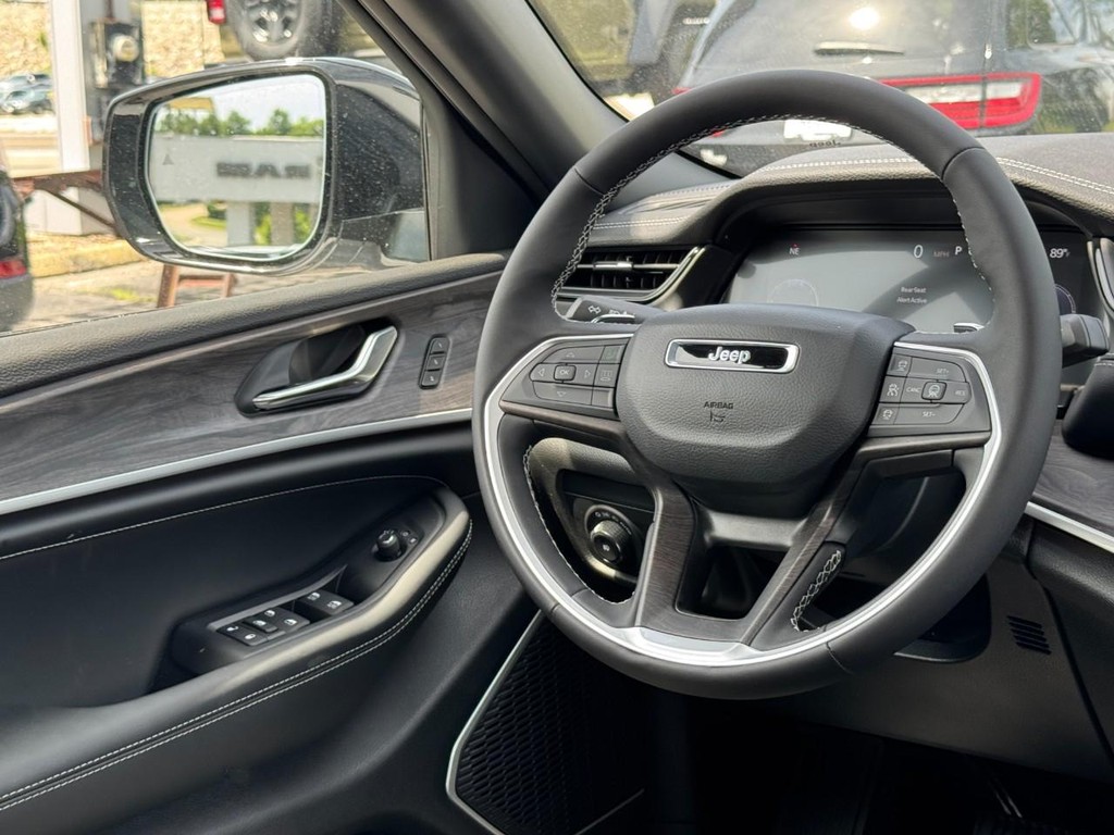 Jeep Grand Cherokee Vehicle Full-screen Gallery Image 09