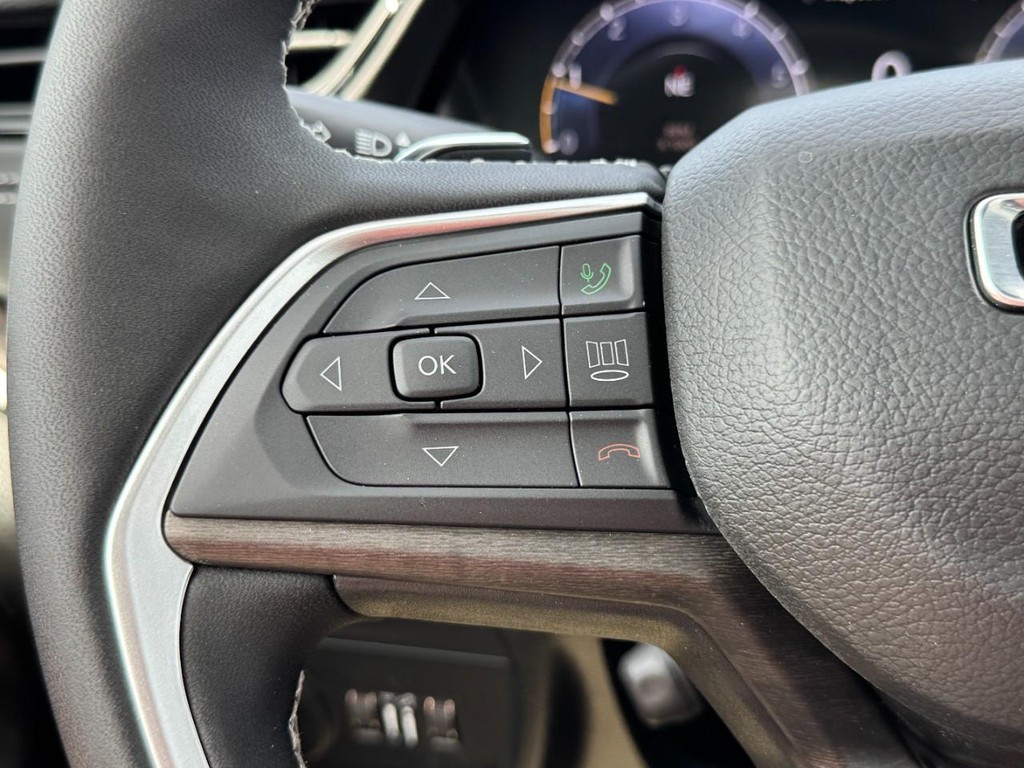 Jeep Grand Cherokee Vehicle Full-screen Gallery Image 12