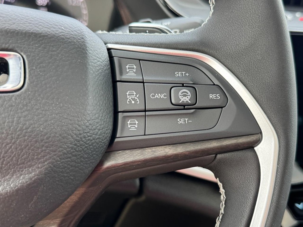 Jeep Grand Cherokee Vehicle Full-screen Gallery Image 13