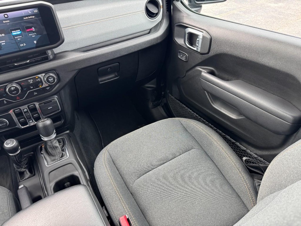 Jeep Wrangler Vehicle Full-screen Gallery Image 17