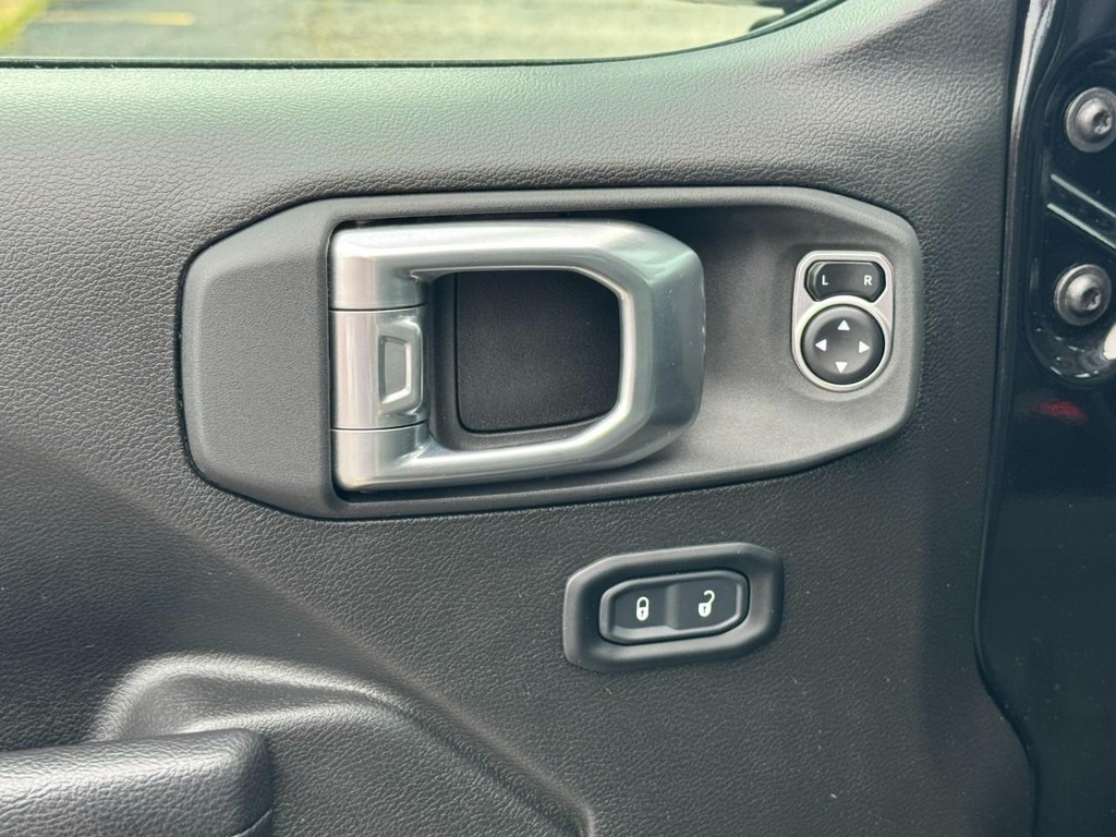 Jeep Wrangler Vehicle Full-screen Gallery Image 25