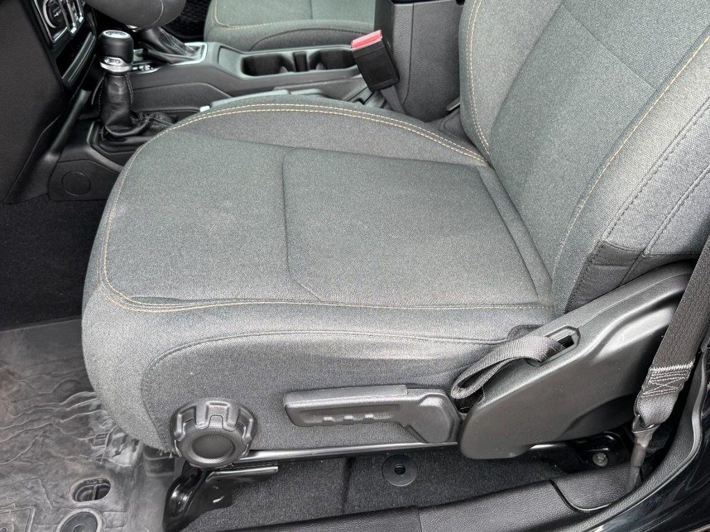 Jeep Wrangler Vehicle Full-screen Gallery Image 26