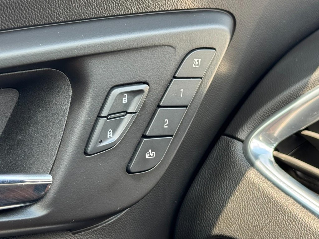Chevrolet Malibu Vehicle Full-screen Gallery Image 16