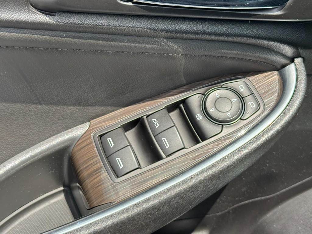 Chevrolet Malibu Vehicle Full-screen Gallery Image 24