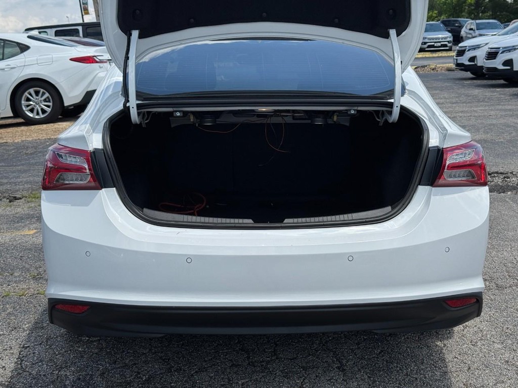 Chevrolet Malibu Vehicle Full-screen Gallery Image 05