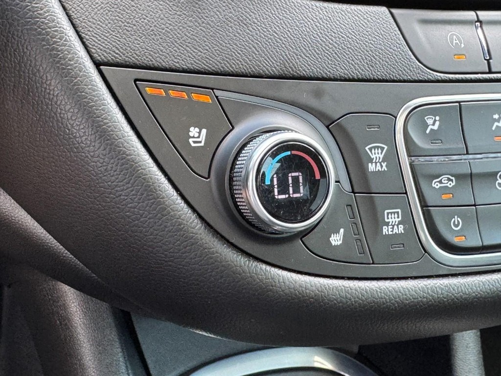 Chevrolet Malibu Vehicle Full-screen Gallery Image 22