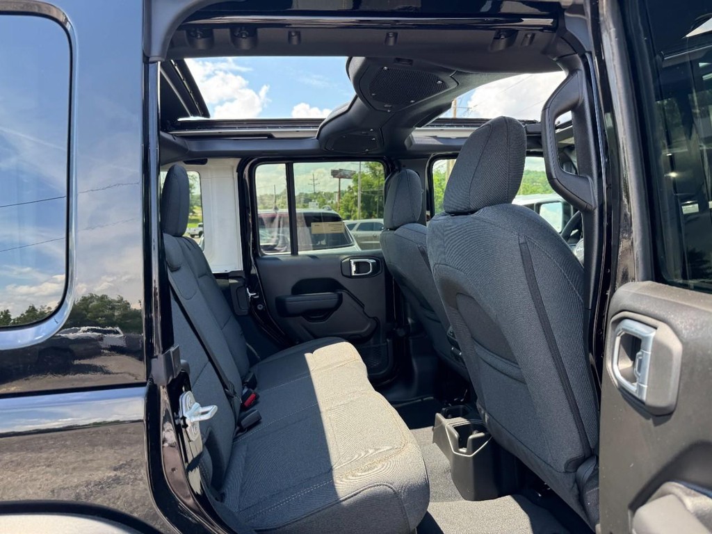 Jeep Wrangler Vehicle Full-screen Gallery Image 06