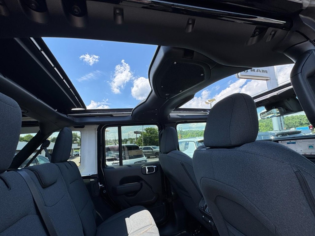 Jeep Wrangler Vehicle Full-screen Gallery Image 07