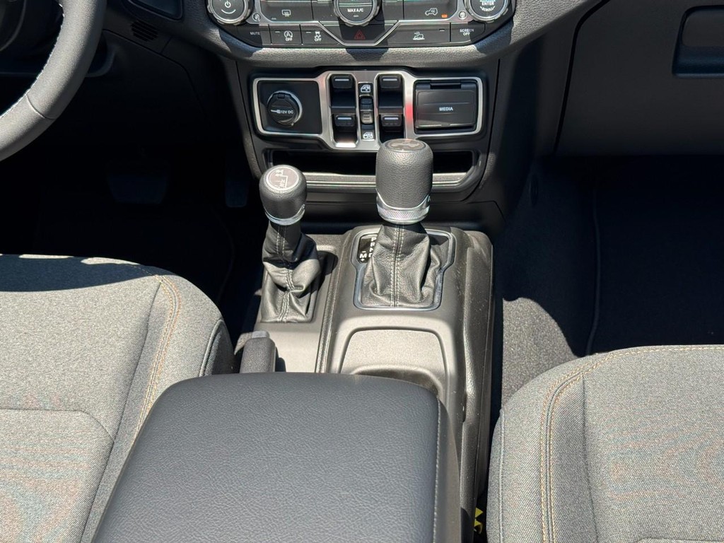 Jeep Wrangler Vehicle Full-screen Gallery Image 12
