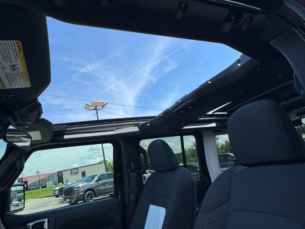 Jeep Wrangler Vehicle Full-screen Gallery Image 13