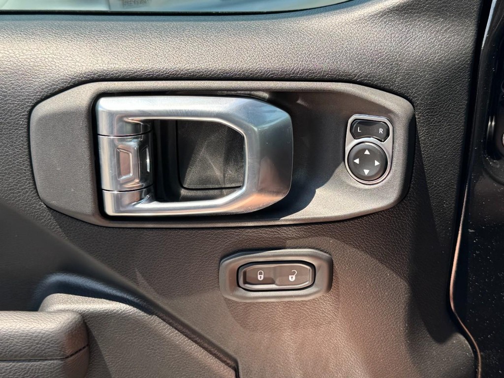 Jeep Wrangler Vehicle Full-screen Gallery Image 18