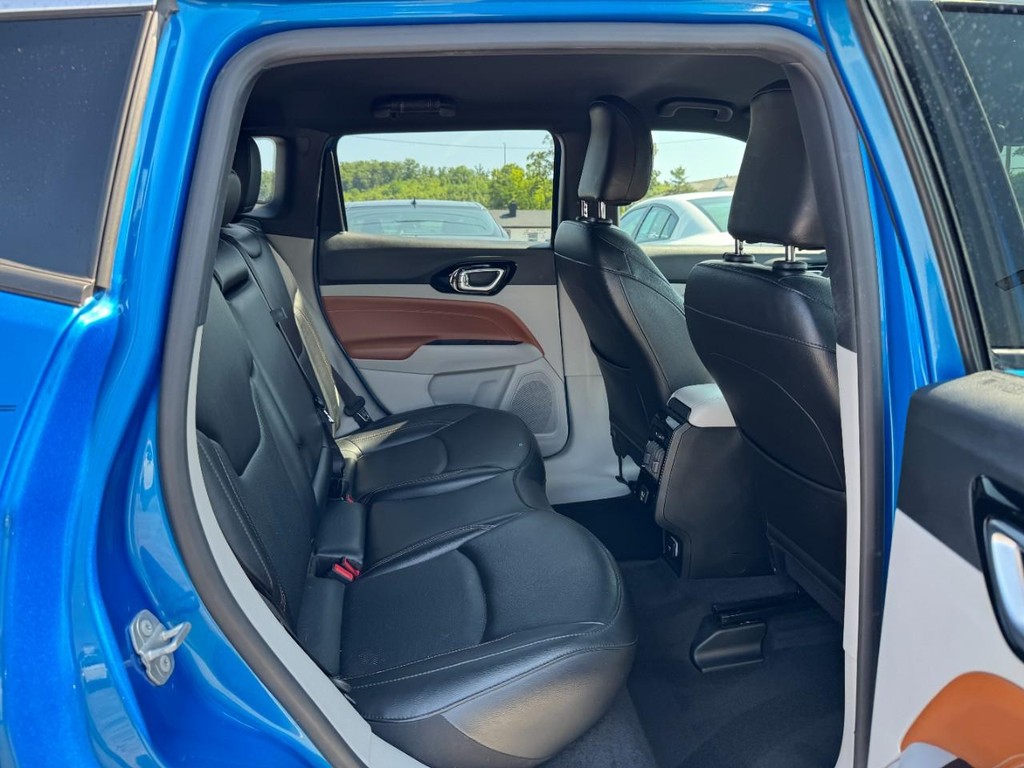Jeep Compass Vehicle Full-screen Gallery Image 12