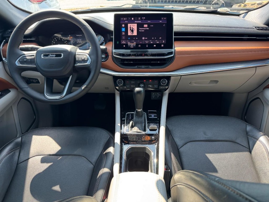 Jeep Compass Vehicle Full-screen Gallery Image 13