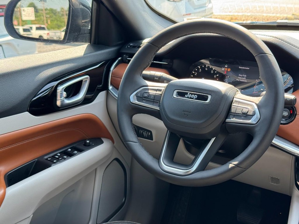 Jeep Compass Vehicle Full-screen Gallery Image 14