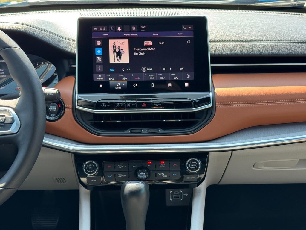 Jeep Compass Vehicle Full-screen Gallery Image 15