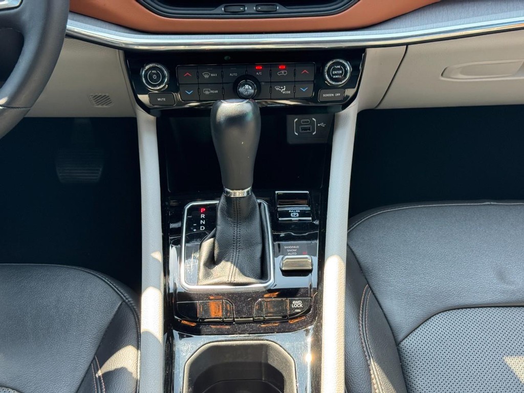 Jeep Compass Vehicle Full-screen Gallery Image 16