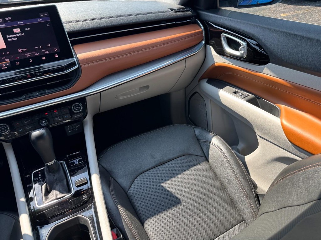 Jeep Compass Vehicle Full-screen Gallery Image 17