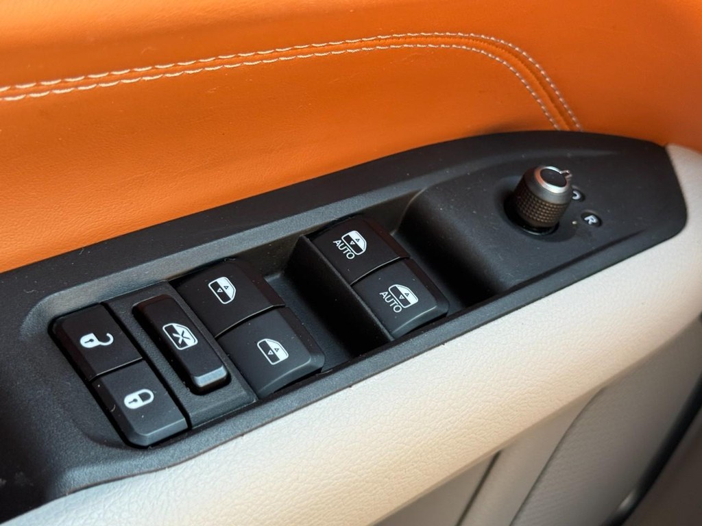 Jeep Compass Vehicle Full-screen Gallery Image 24