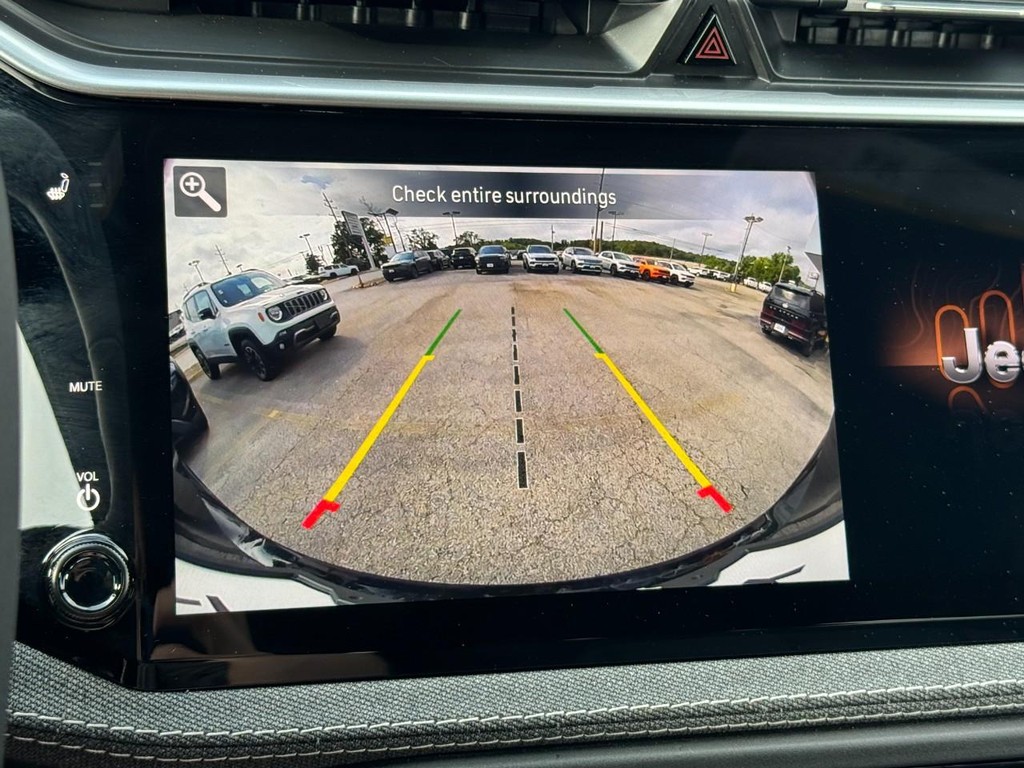 Jeep Cherokee Vehicle Full-screen Gallery Image 16