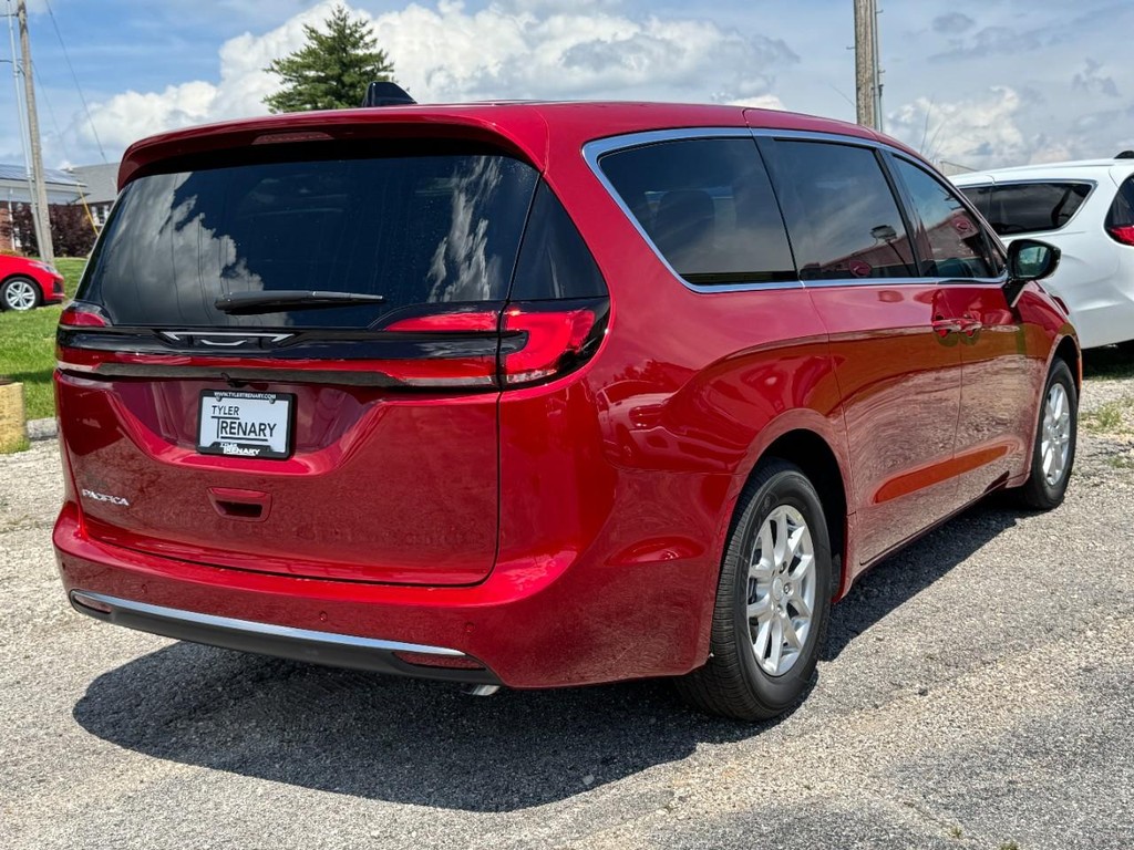Chrysler Pacifica Vehicle Full-screen Gallery Image 04