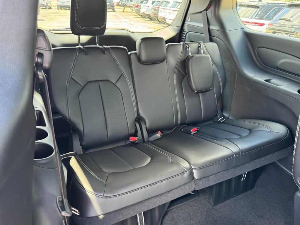 Chrysler Pacifica Vehicle Full-screen Gallery Image 07