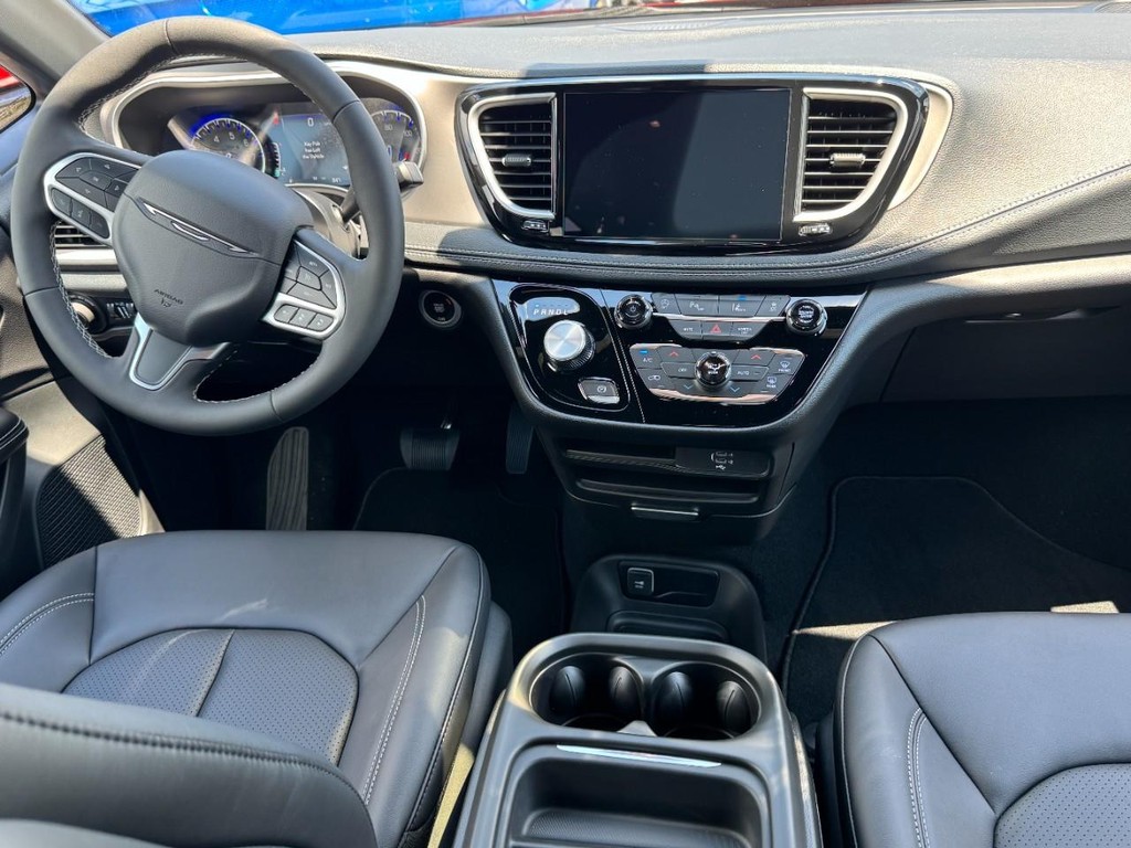 Chrysler Pacifica Vehicle Full-screen Gallery Image 09