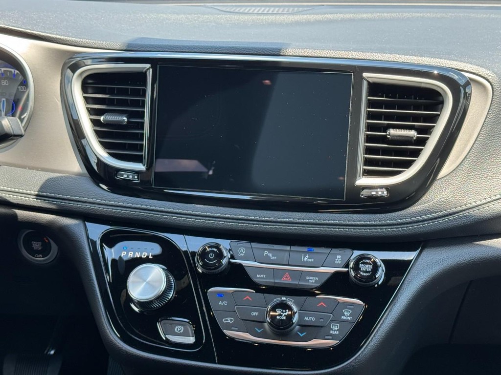 Chrysler Pacifica Vehicle Full-screen Gallery Image 11