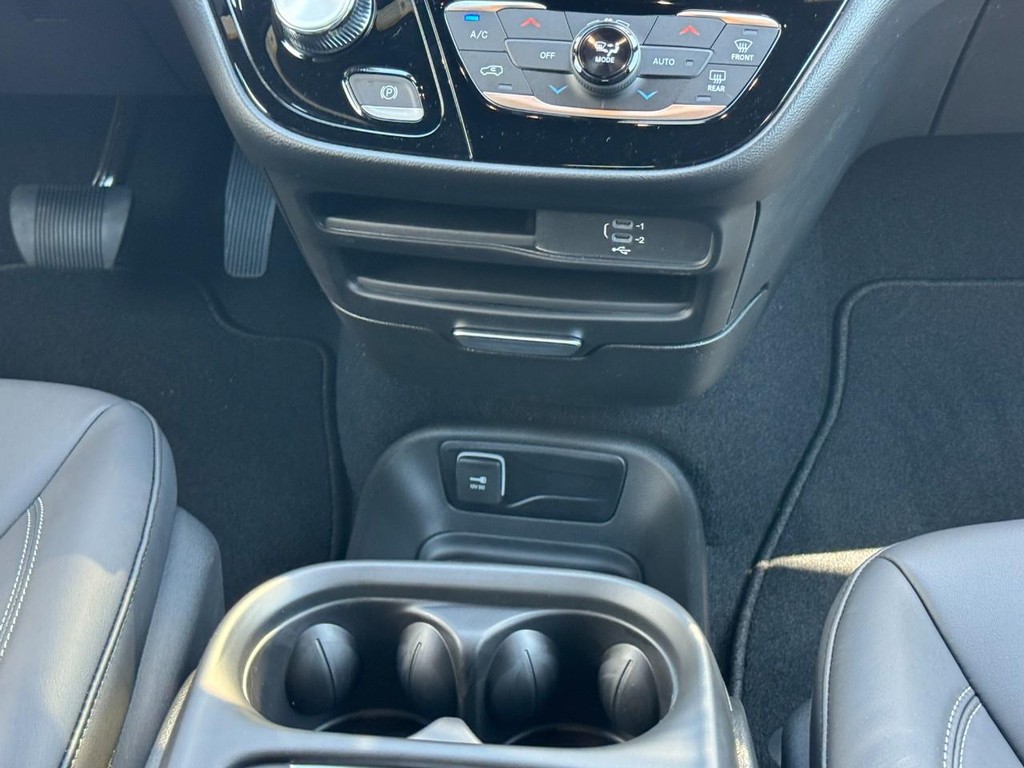 Chrysler Pacifica Vehicle Full-screen Gallery Image 12