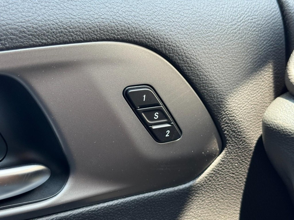 Chrysler Pacifica Vehicle Full-screen Gallery Image 13