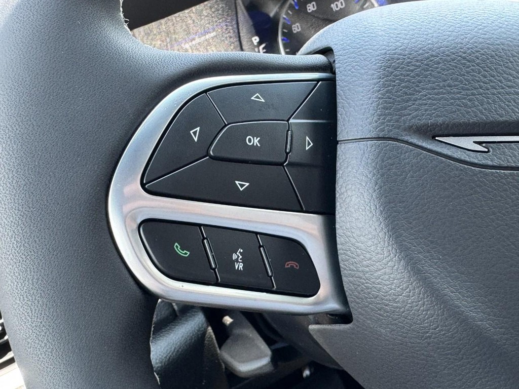 Chrysler Pacifica Vehicle Full-screen Gallery Image 14
