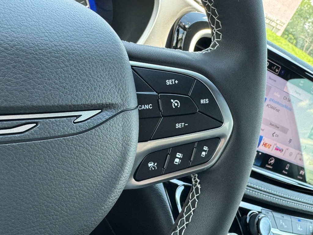 Chrysler Pacifica Vehicle Full-screen Gallery Image 15