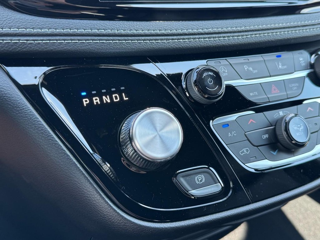 Chrysler Pacifica Vehicle Full-screen Gallery Image 16
