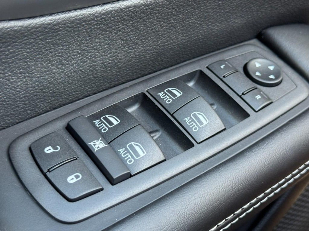 Chrysler Pacifica Vehicle Full-screen Gallery Image 19