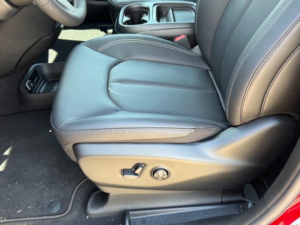Chrysler Pacifica Vehicle Full-screen Gallery Image 20