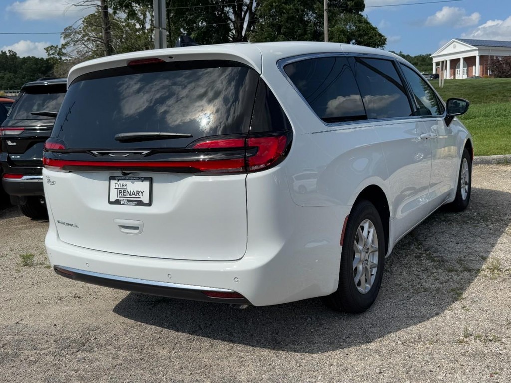 Chrysler Pacifica Vehicle Full-screen Gallery Image 04