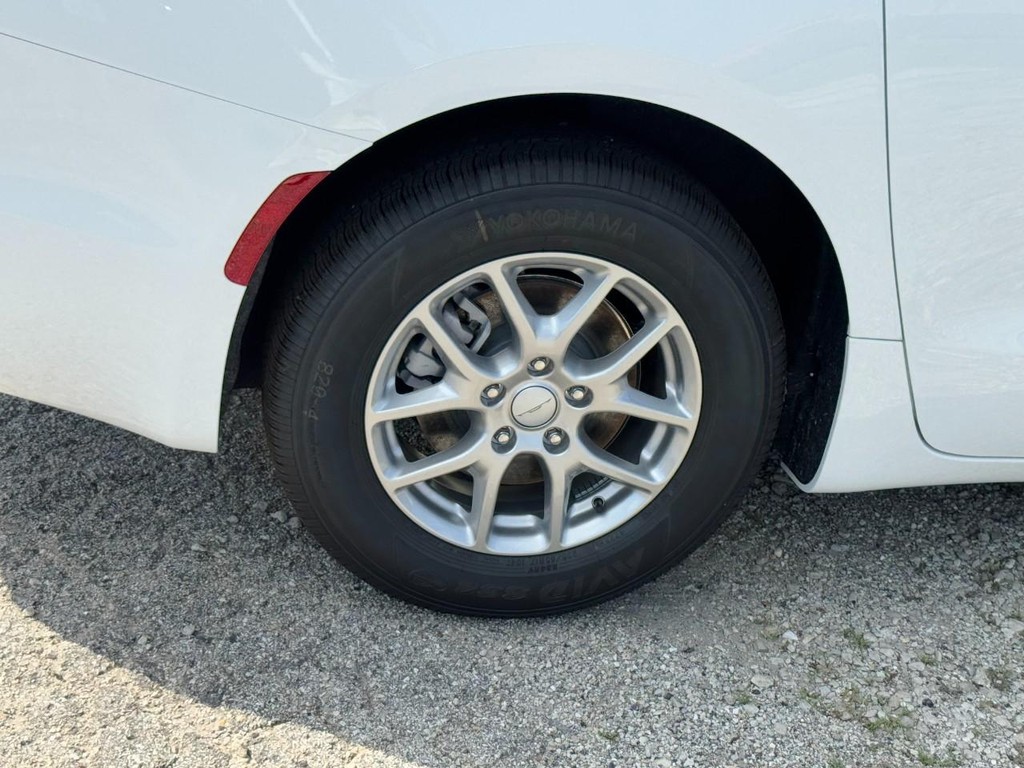 Chrysler Pacifica Vehicle Full-screen Gallery Image 05
