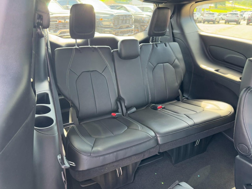 Chrysler Pacifica Vehicle Full-screen Gallery Image 07