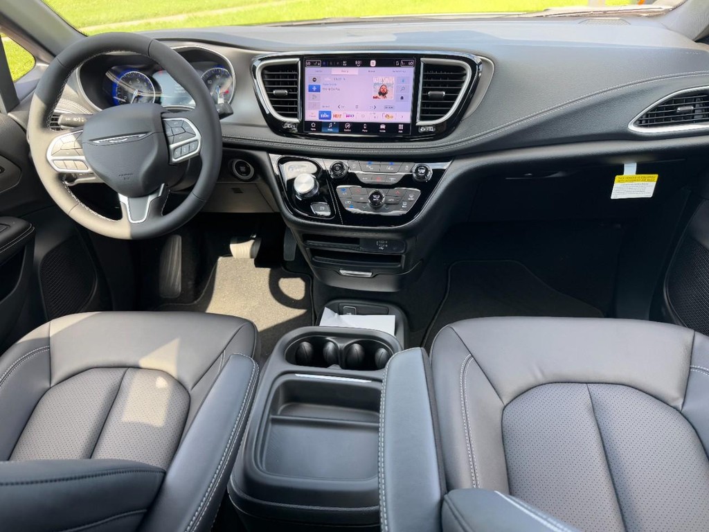 Chrysler Pacifica Vehicle Full-screen Gallery Image 09