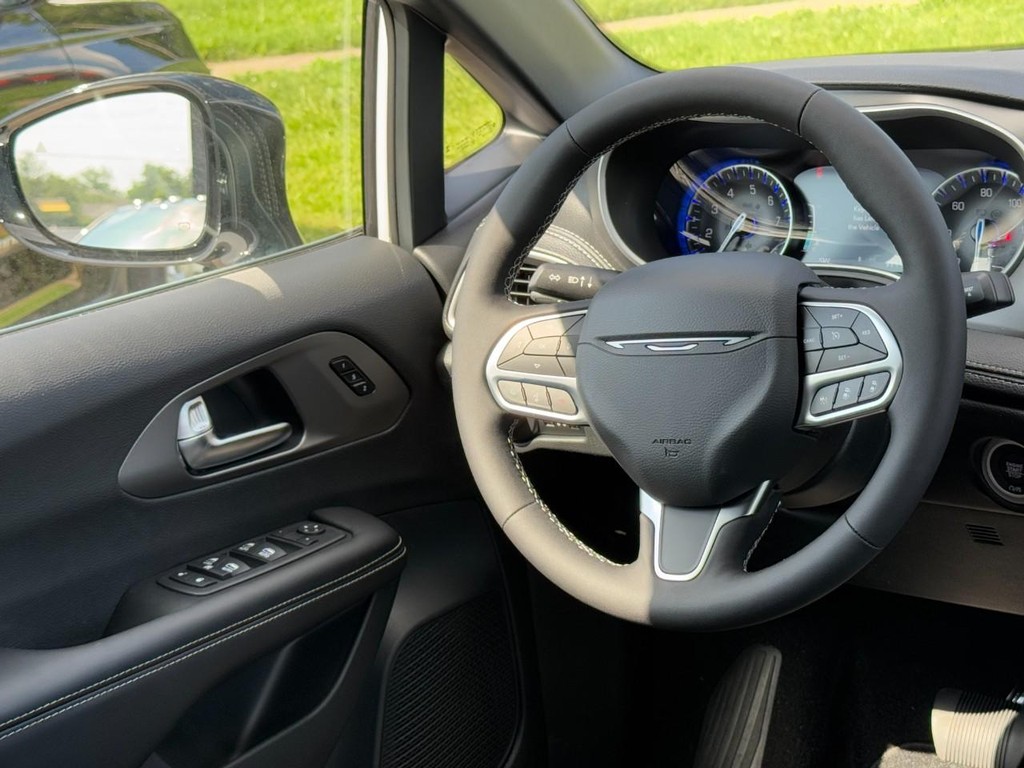 Chrysler Pacifica Vehicle Full-screen Gallery Image 10