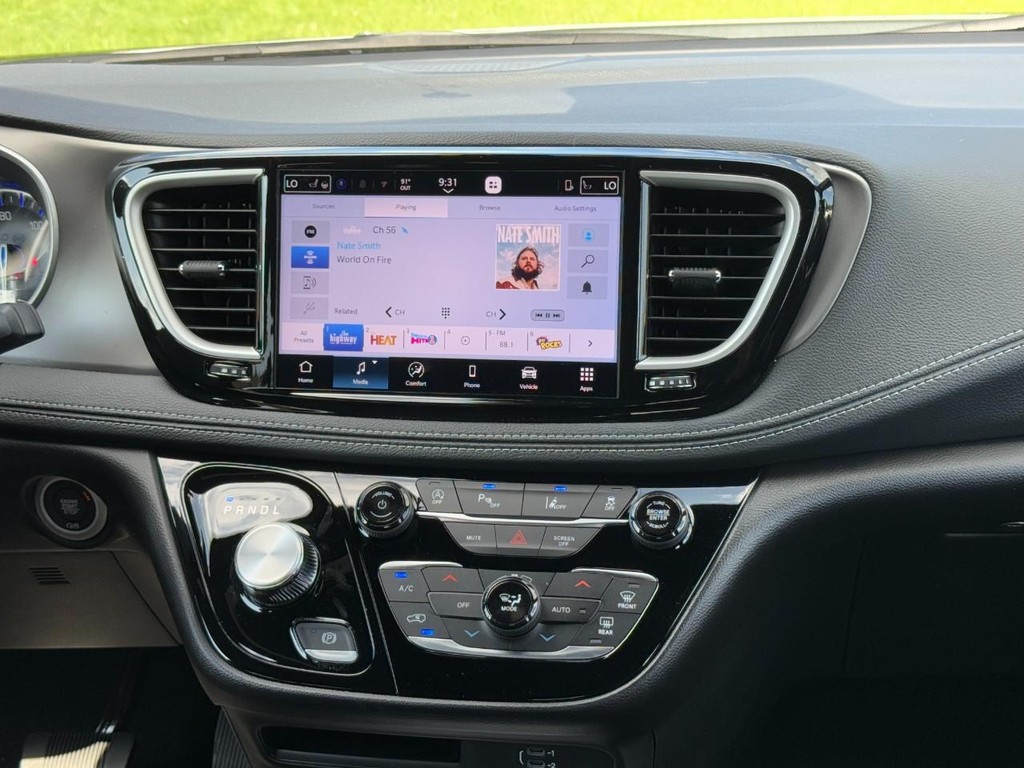 Chrysler Pacifica Vehicle Full-screen Gallery Image 11
