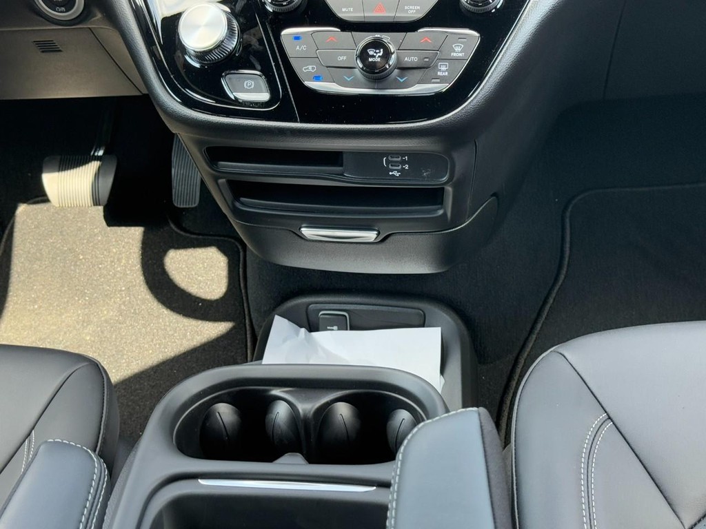 Chrysler Pacifica Vehicle Full-screen Gallery Image 12