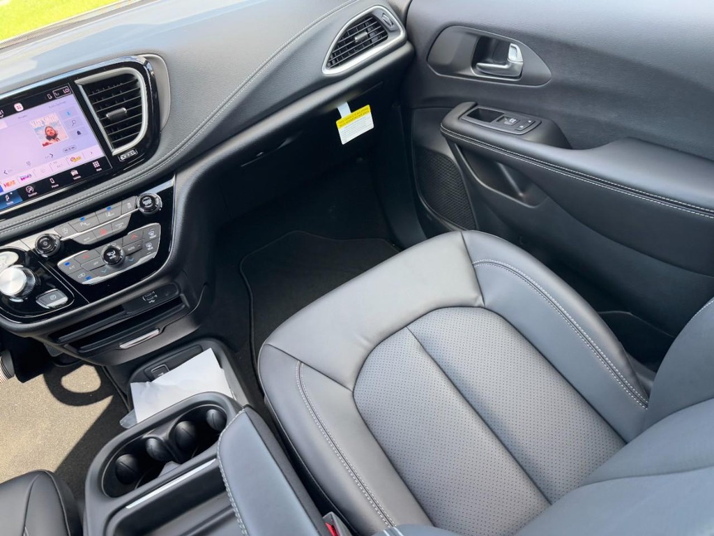 Chrysler Pacifica Vehicle Full-screen Gallery Image 13