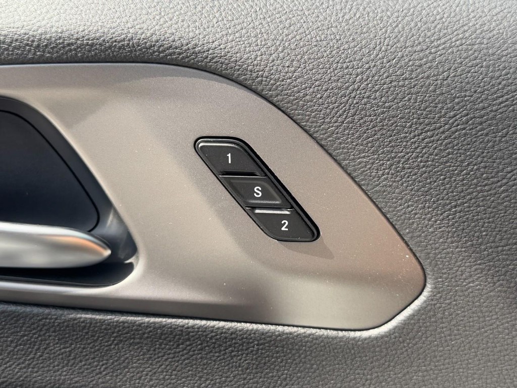 Chrysler Pacifica Vehicle Full-screen Gallery Image 14